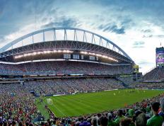 开云官方app入口-雨夜魔咒破局，索伯用最轻巧的方式击溃迈凯伦，佩雷兹带队书写逆袭传奇