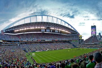 开云官方app入口-雨夜魔咒破局，索伯用最轻巧的方式击溃迈凯伦，佩雷兹带队书写逆袭传奇