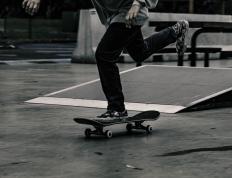 开云官网-蒙扎之夜，当策略的刀锋划过红色海洋—索伯险胜法拉利，周冠宇写就中国方程式最燃注脚