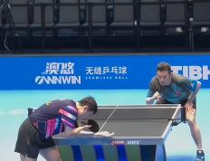 开云体育中国-半场休息！教练对球员调整鼓舞士气