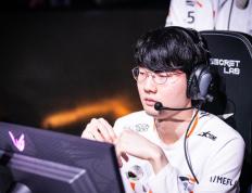 开云体育中国-关于FLY绝杀HLE，Tarzan关键团战开团秒人宿敌对决四强赛，锁定晋级资格的信息