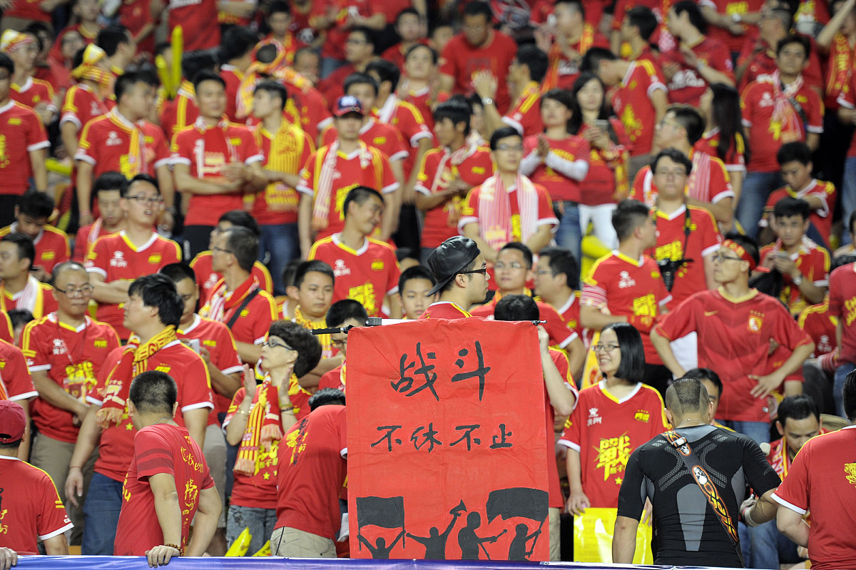 开云体育入口-体育赛事中，两队在尽全力争取胜利的较量