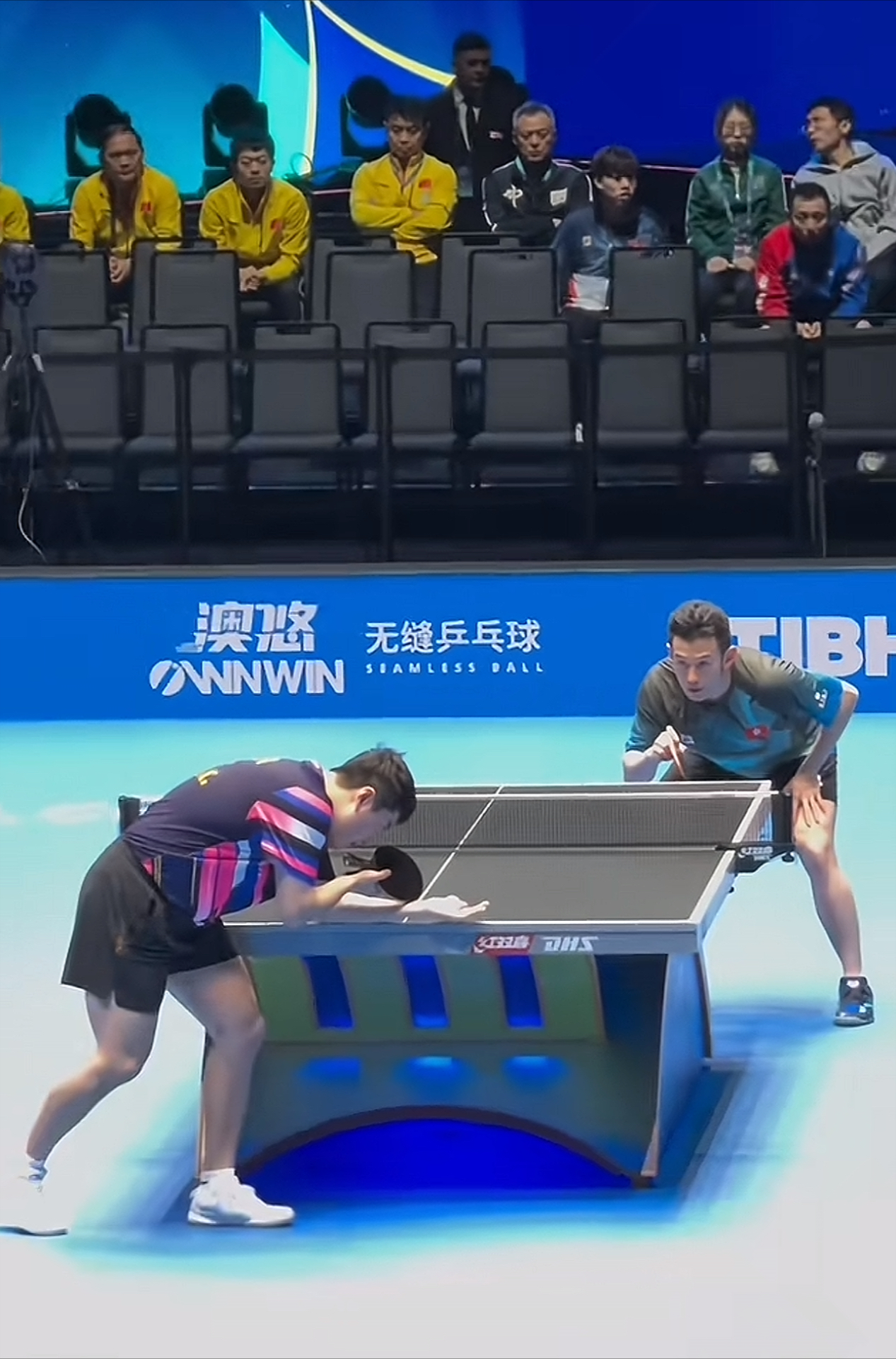 开云体育中国-半场休息！教练对球员调整鼓舞士气