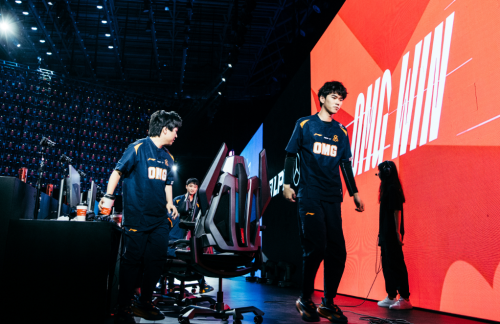 开云体育官方网站-EDG险胜FLY,Ruler操刀奇招英雄翻盘激烈交锋小组赛,点燃全场激情