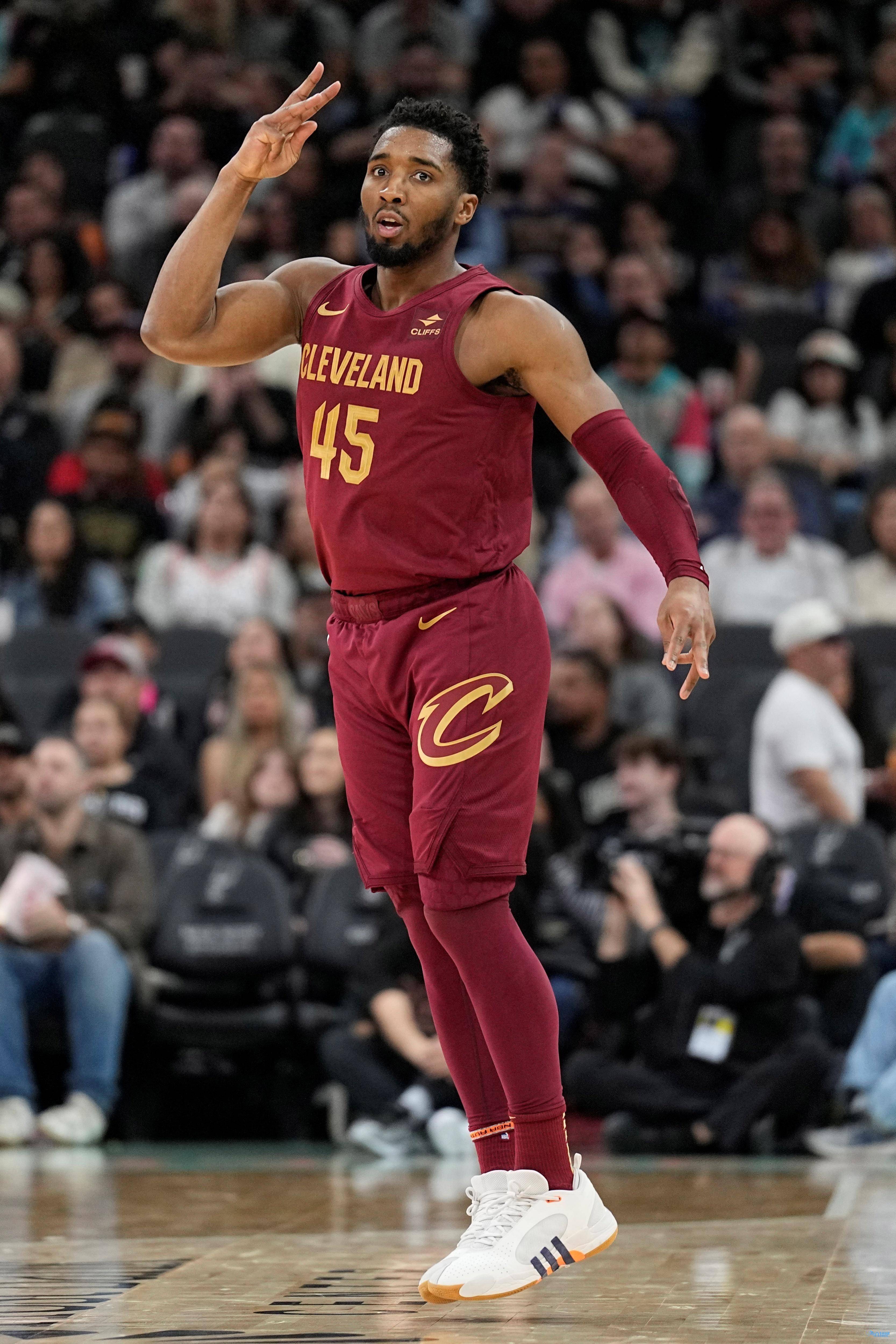 开云平台-雄鹿队员战术犀利,大胜对手