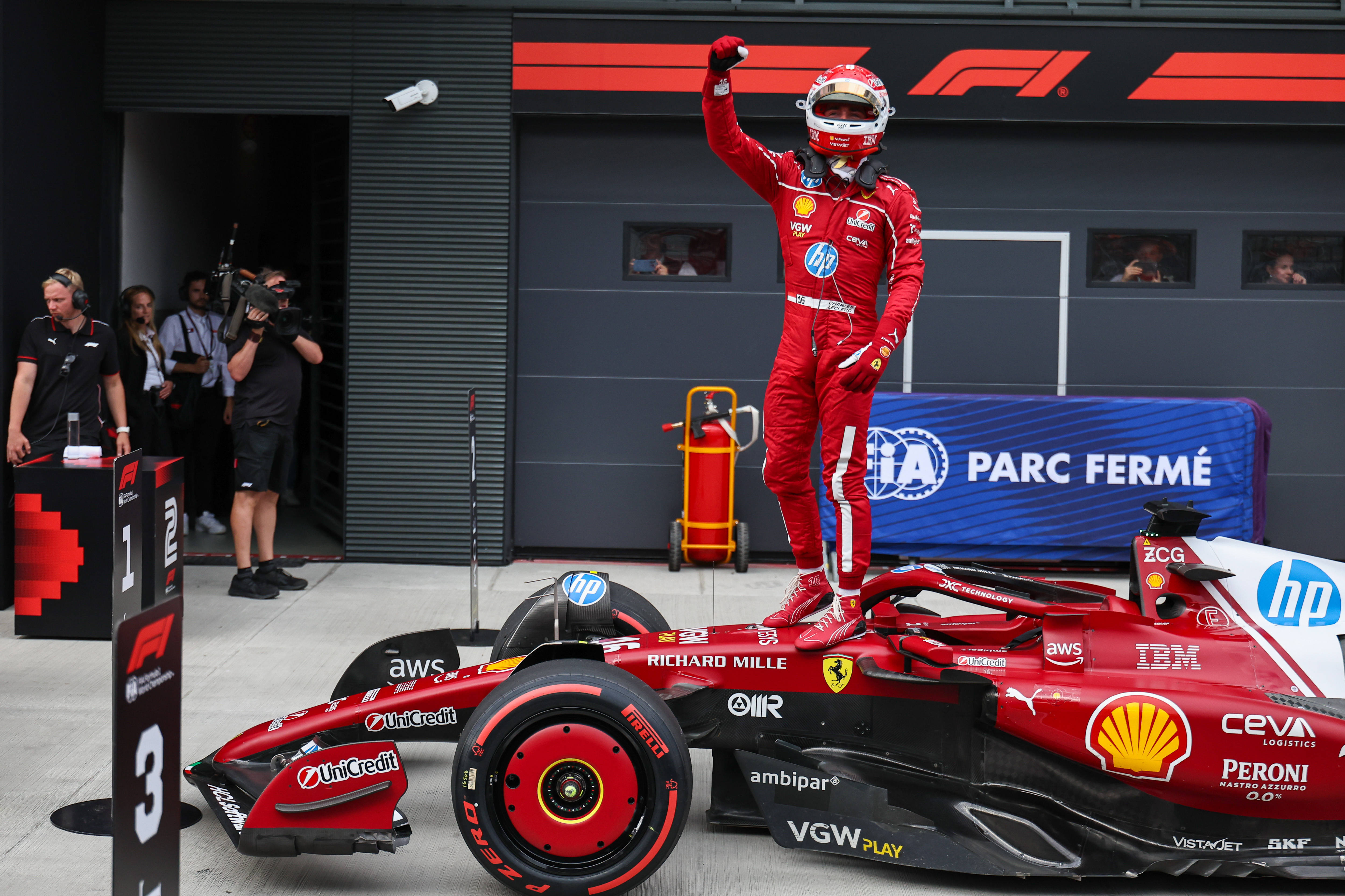 开云体育官网-包含法拉利险胜阿斯顿马丁,勒克莱尔惊艳四座的词条