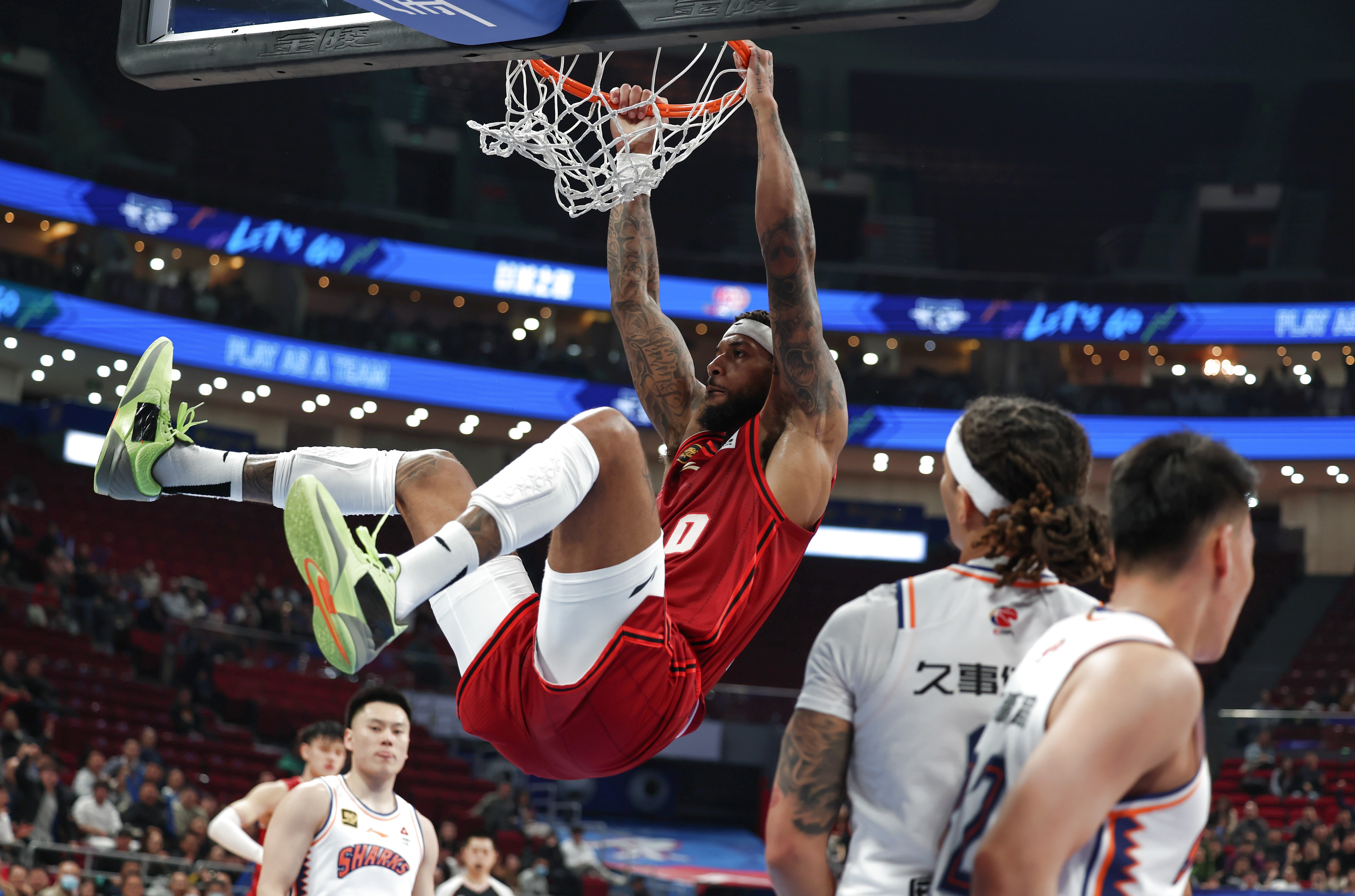 开云体育-鹈鹕险胜猛龙,范弗利特统治全场