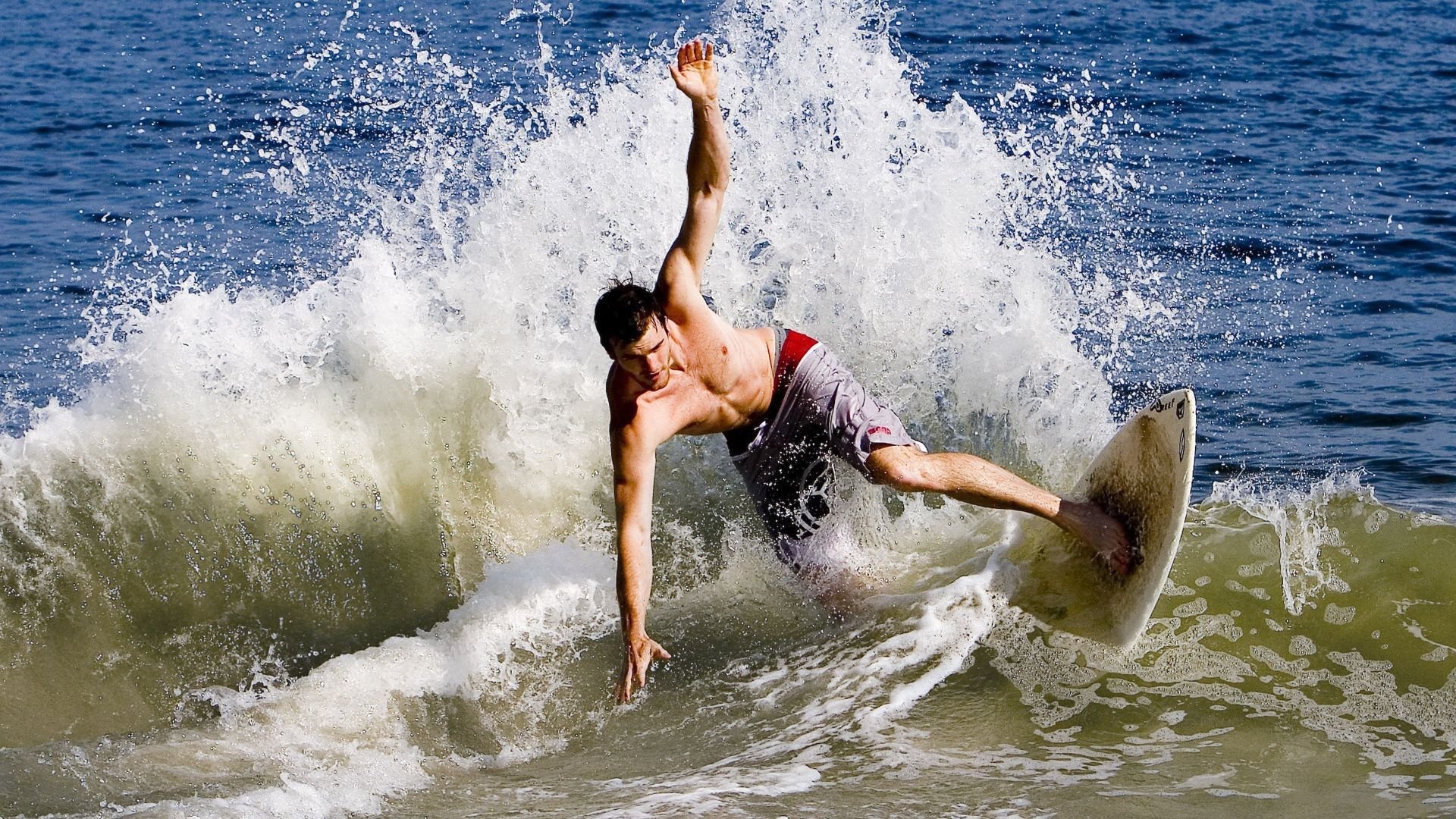 开云APP-橙衣军团的陨落与法老的新章，丹麦团队足球与萨拉赫个人英雄主义的双重奏